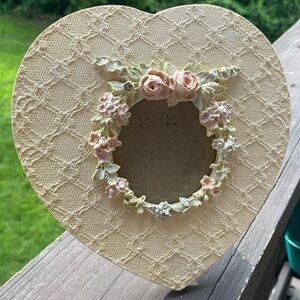 Resin Heart-Shaped Cream Photo Frame with Floral Accents